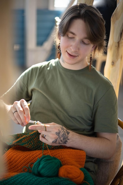 Портрет мастера с артефактами вышивки